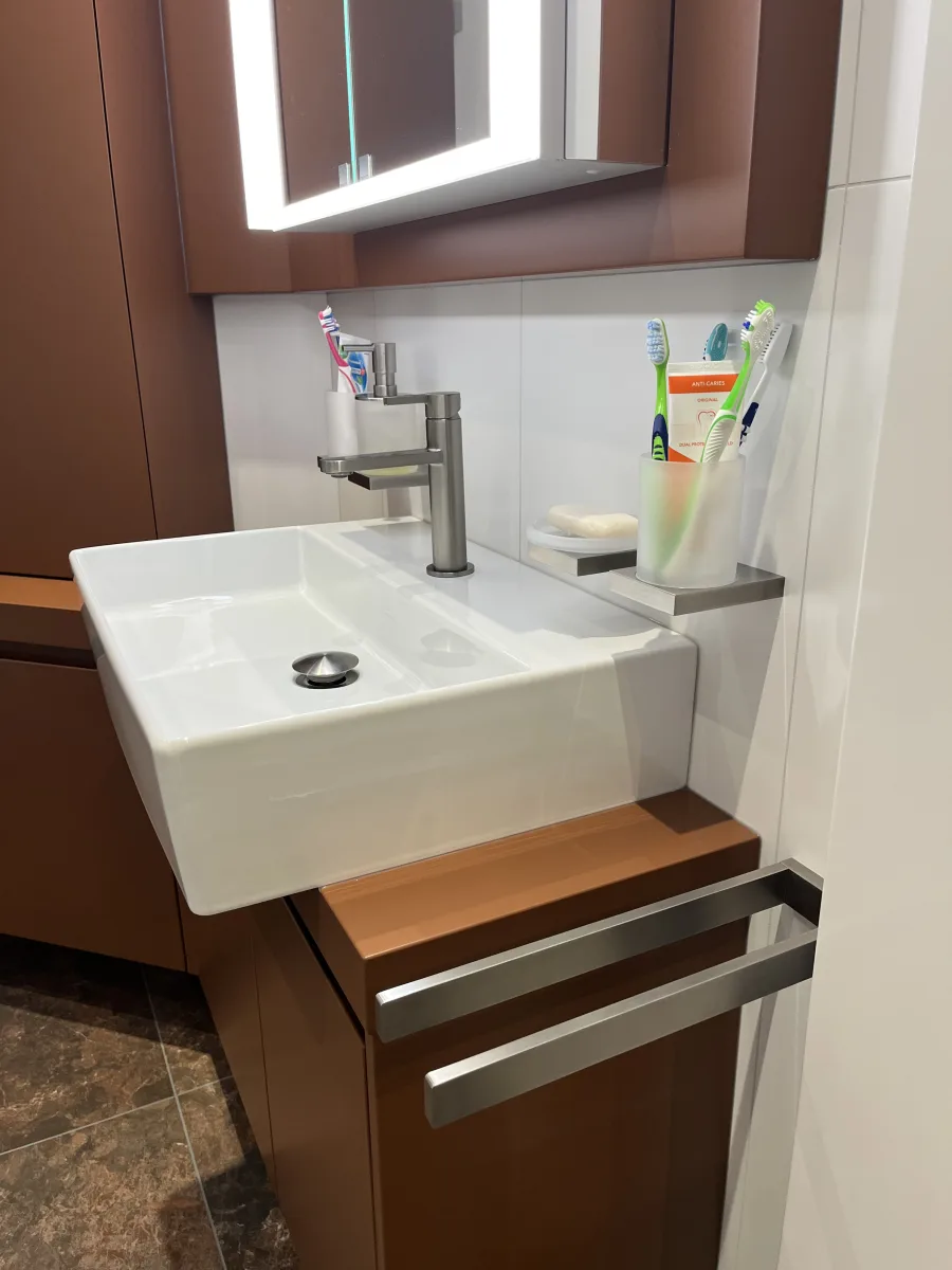 Maatwerk hoek-badmeubel en hoek-instap douchecabine – modern stijl – Wageningen (foto 4)