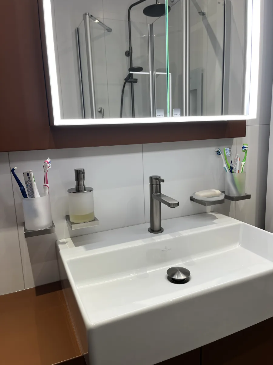 Maatwerk hoek-badmeubel en hoek-instap douchecabine – modern stijl – Wageningen (foto 21)