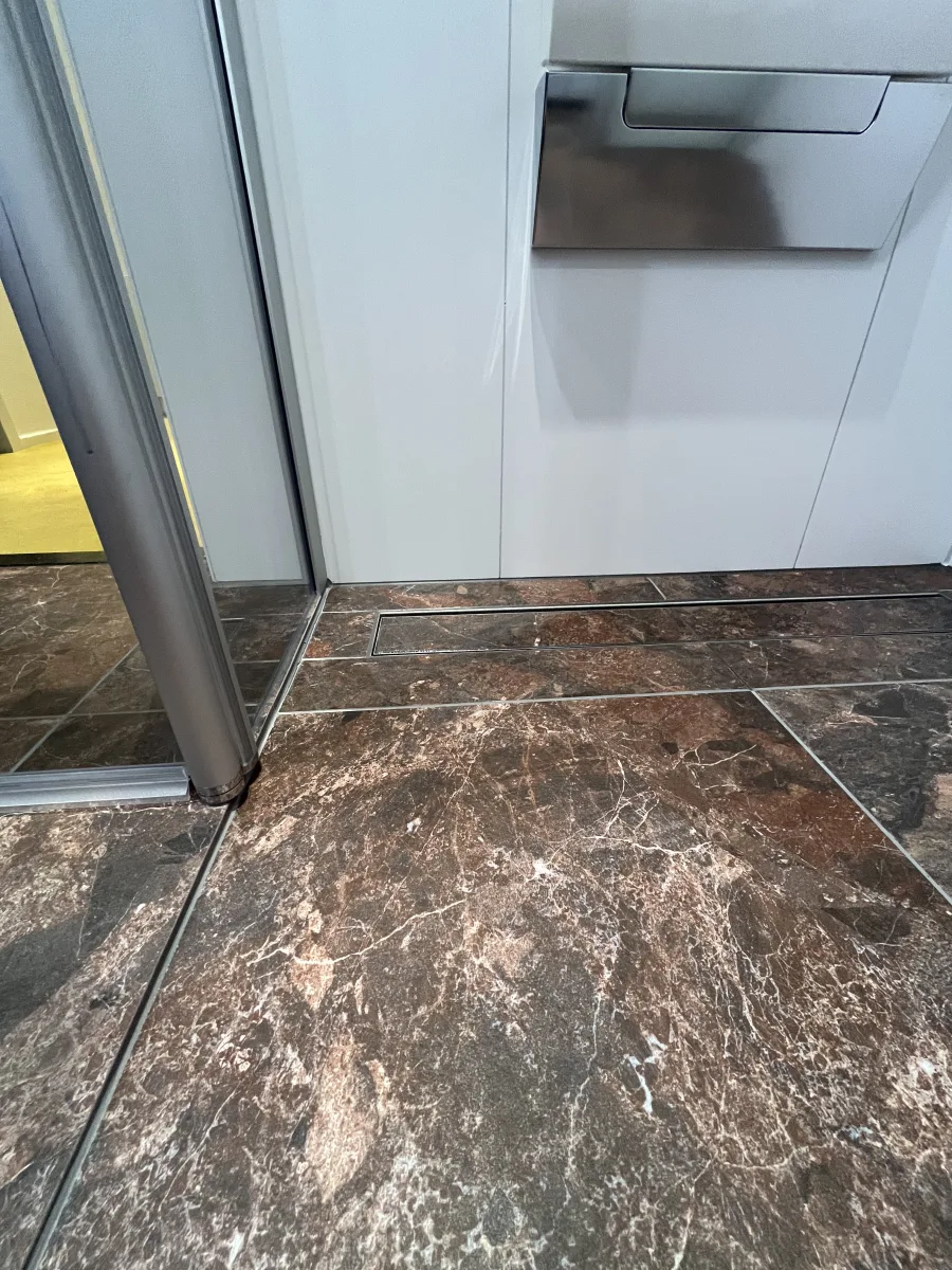 Maatwerk hoek-badmeubel en hoek-instap douchecabine – modern stijl – Wageningen (foto 12)