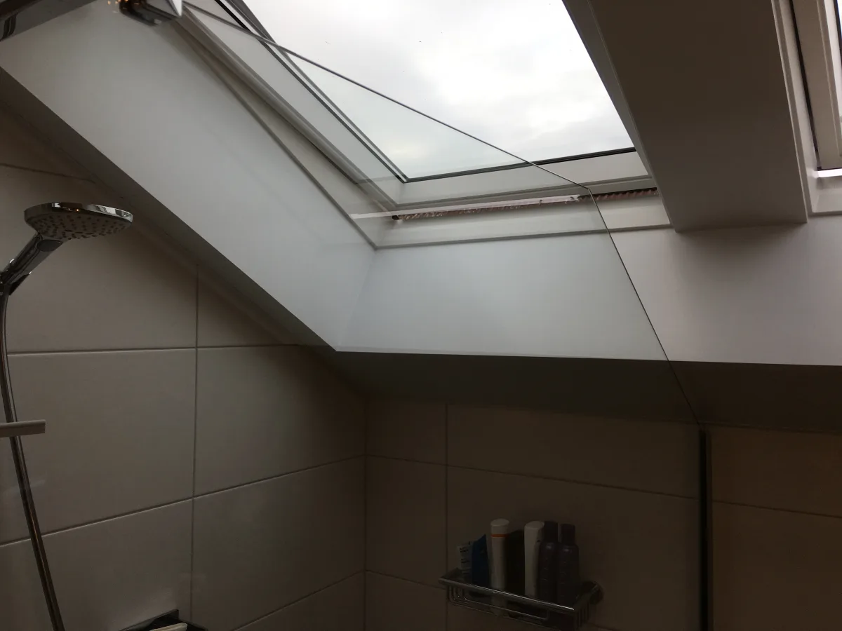Badkamer met maatwerk glazen douchecabine onder schuine kap – basis stijl – Bennekom (foto 5)