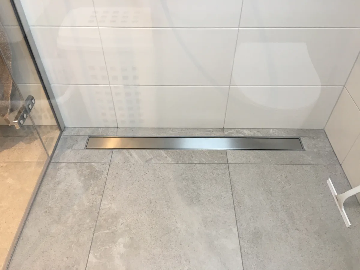 Badkamer met maatwerk glazen douchecabine onder schuine kap – basis stijl – Bennekom (foto 6)
