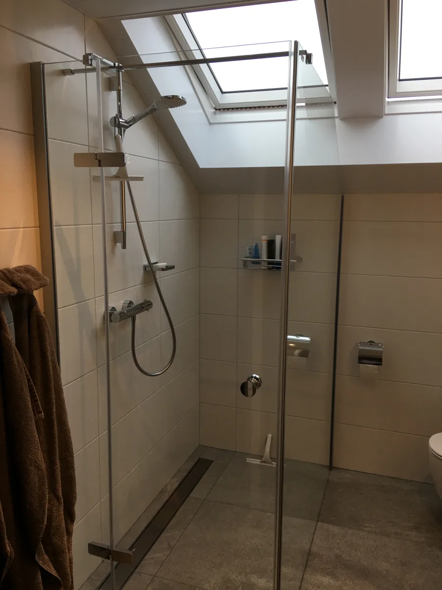 Badkamer met maatwerk glazen douchecabine onder schuine kap – basis stijl – Bennekom (foto 3)