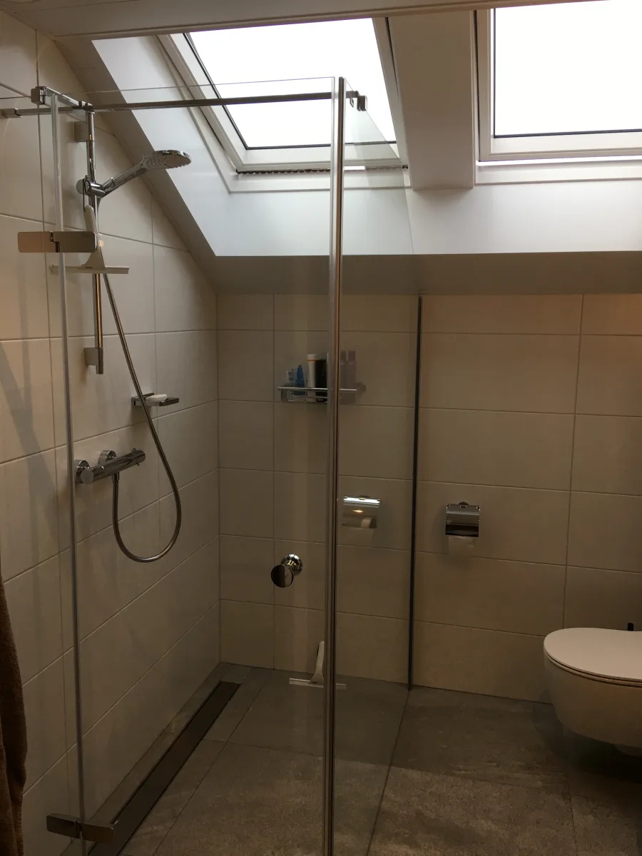 Badkamer met maatwerk glazen douchecabine onder schuine kap – basis stijl – Bennekom (foto 2)