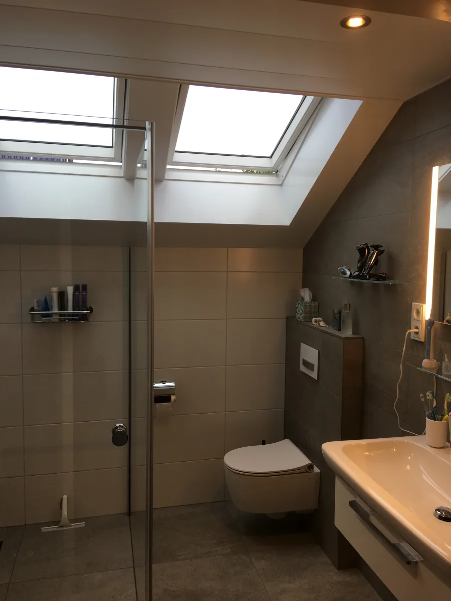 Badkamer met maatwerk glazen douchecabine onder schuine kap – basis stijl – Bennekom (foto 4)