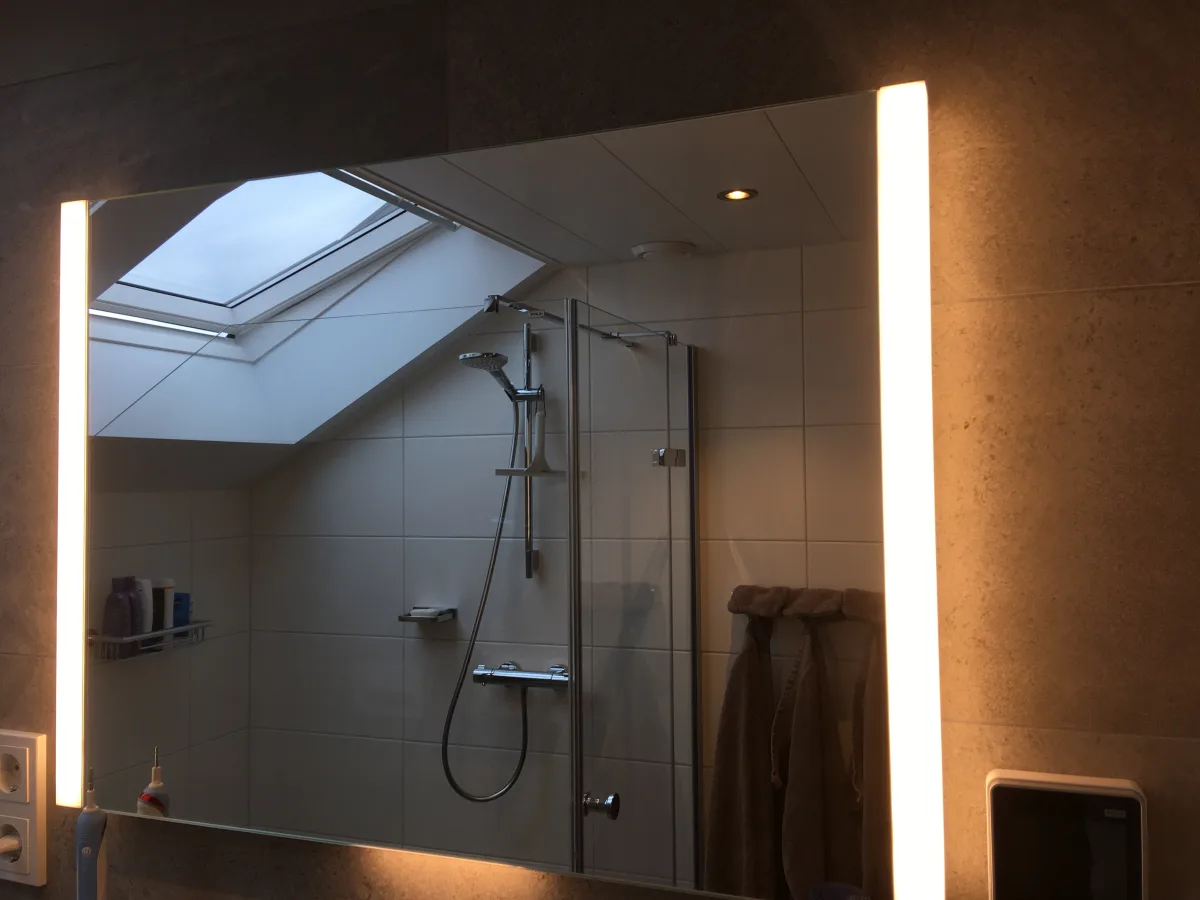 Badkamer met maatwerk glazen douchecabine onder schuine kap – basis stijl – Bennekom