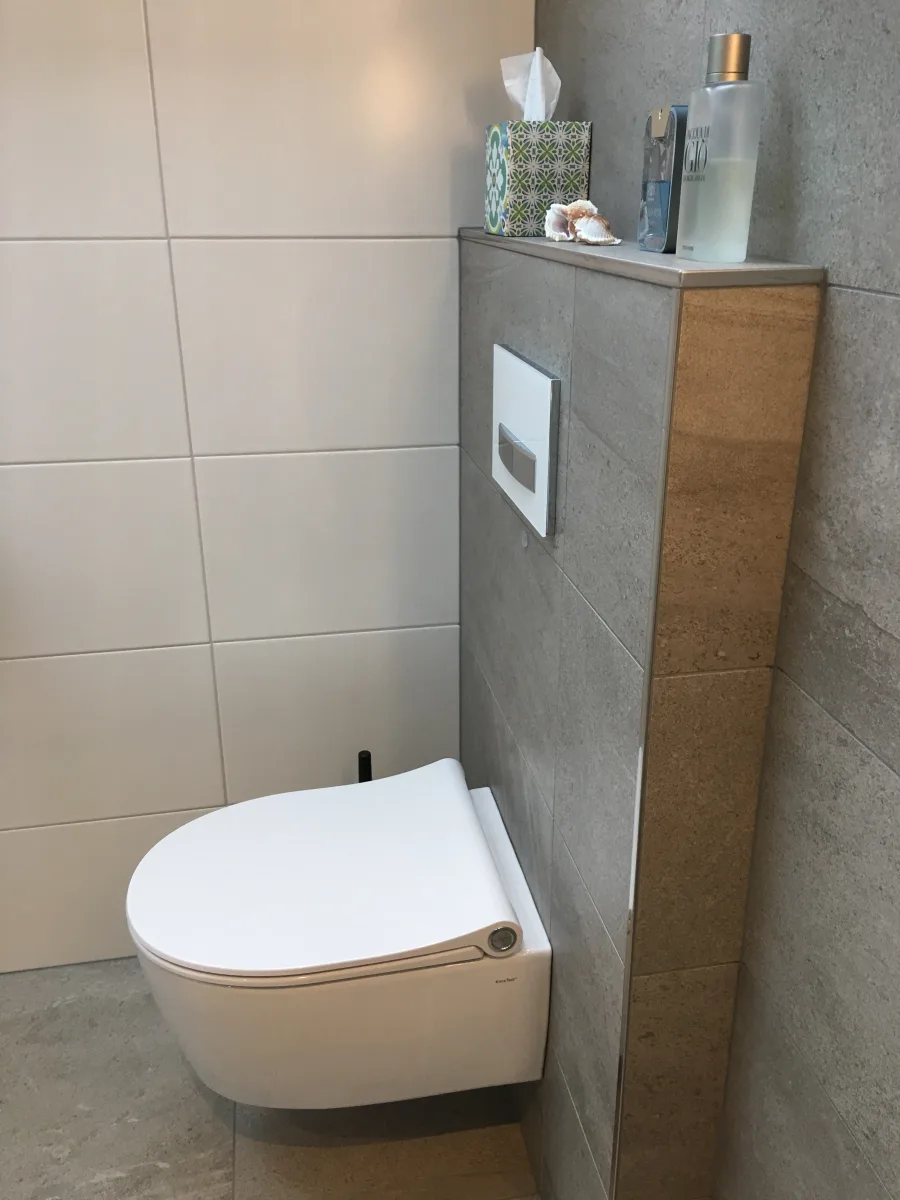 Badkamer met maatwerk glazen douchecabine onder schuine kap – basis stijl – Bennekom (foto 8)