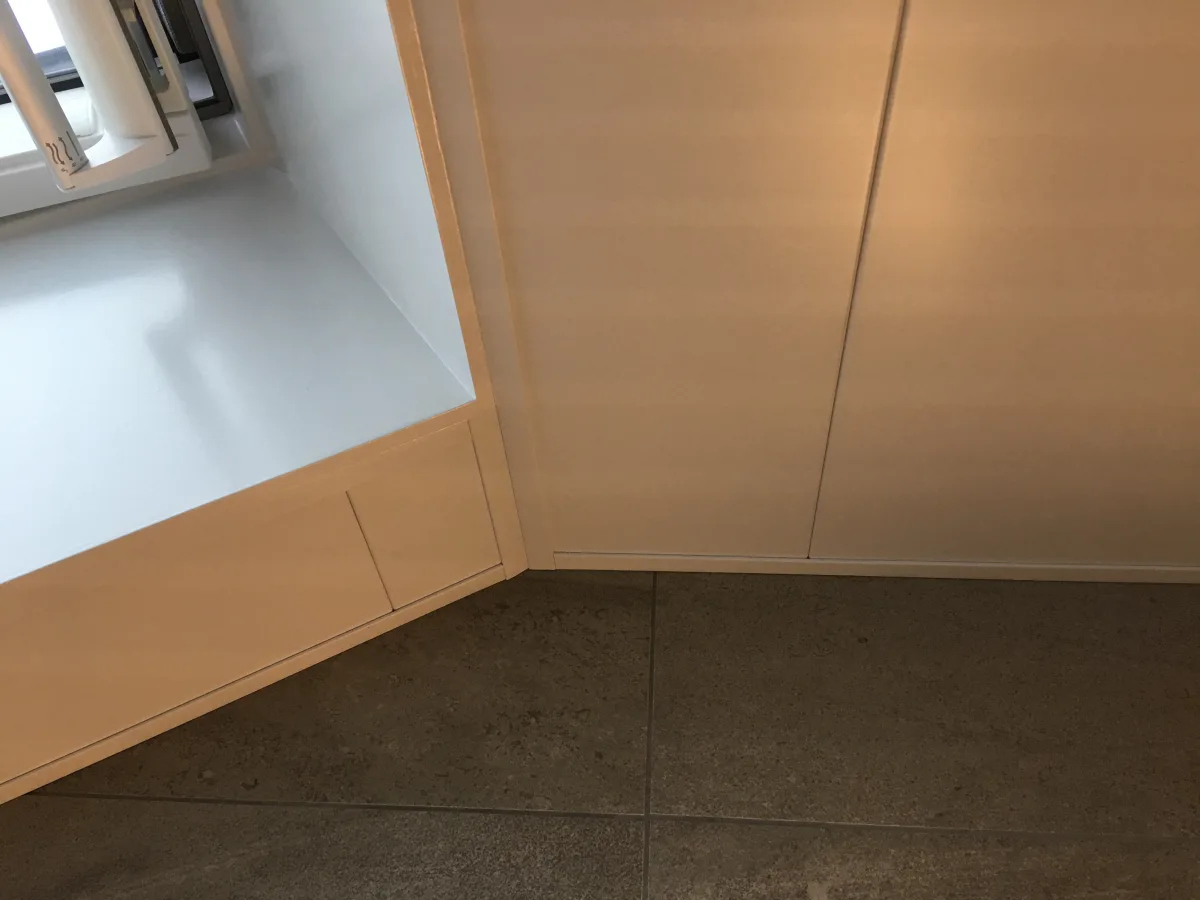 Badkamer met maatwerk glazen douchecabine onder schuine kap – basis stijl – Bennekom (foto 9)