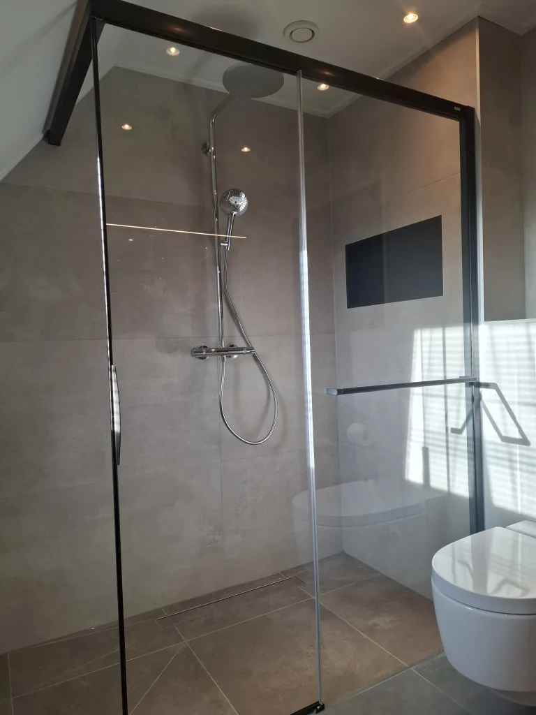 Badkamer met schuine kap – modern stijl – Ommeren