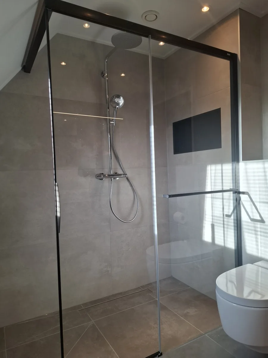 Badkamer met schuine kap – modern stijl – Ommeren
