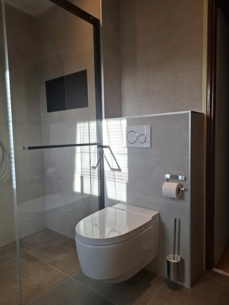 Badkamer met schuine kap – modern stijl – Ommeren (foto 4)