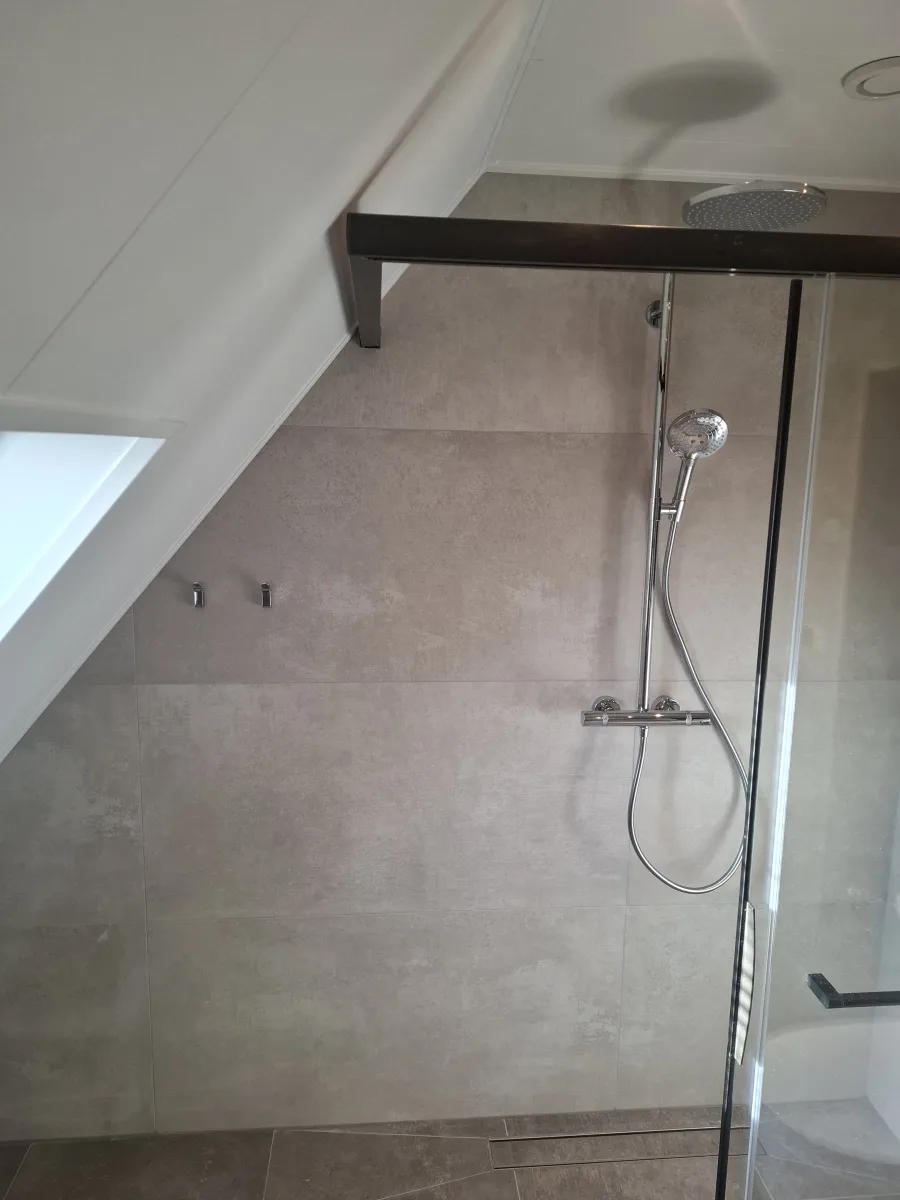Badkamer met schuine kap – modern stijl – Ommeren (foto 5)