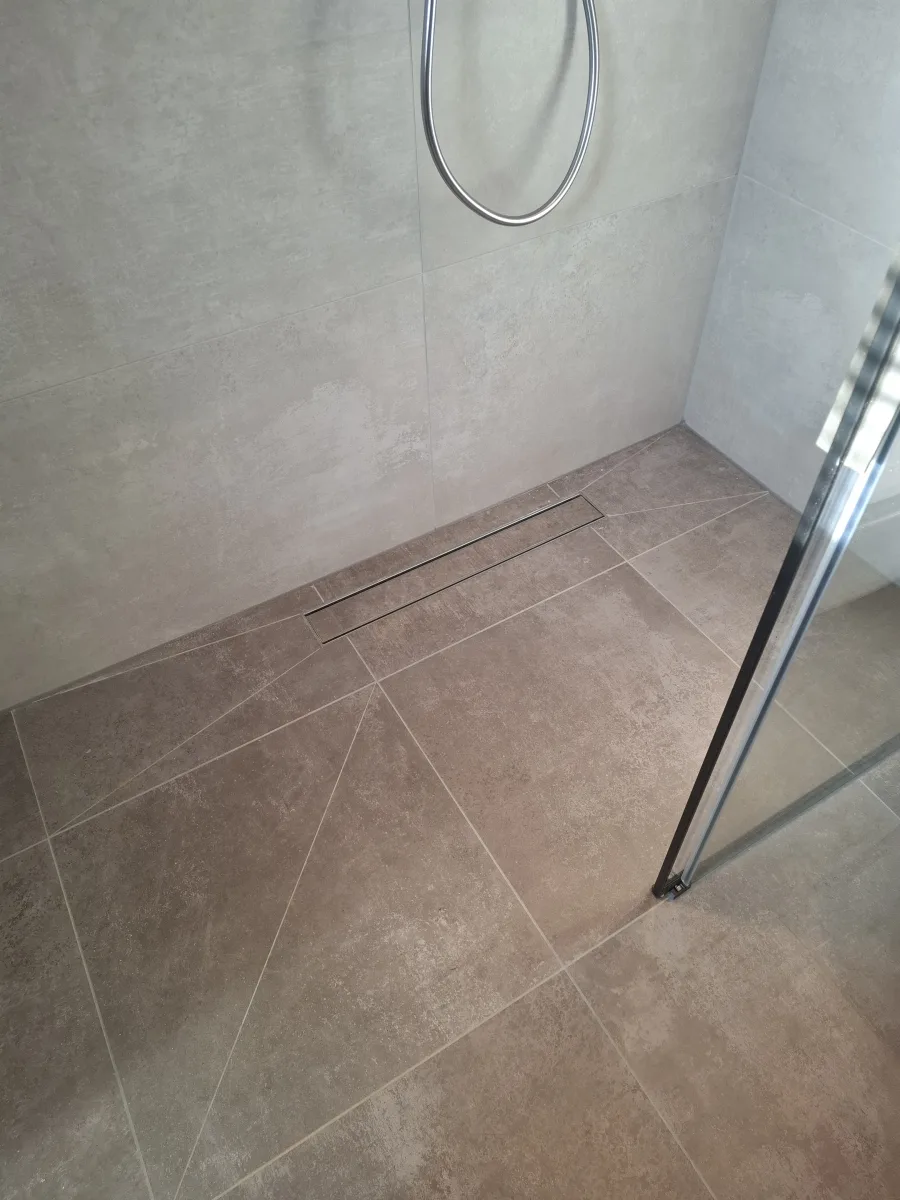 Badkamer met schuine kap – modern stijl – Ommeren (foto 8)