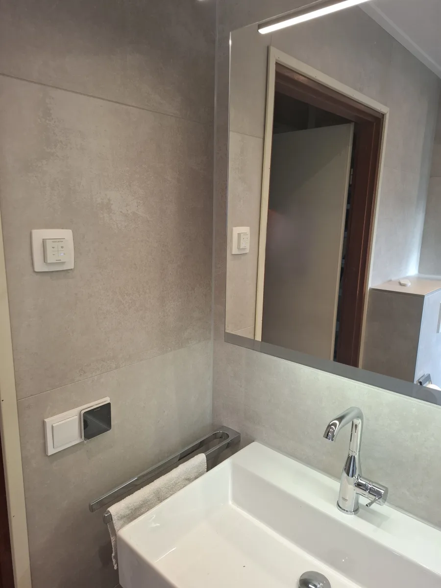 Badkamer met schuine kap – modern stijl – Ommeren (foto 7)