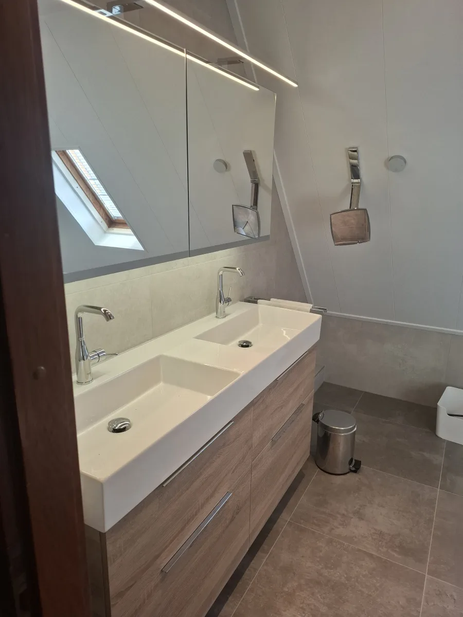 Badkamer met schuine kap – modern stijl – Ommeren (foto 2)