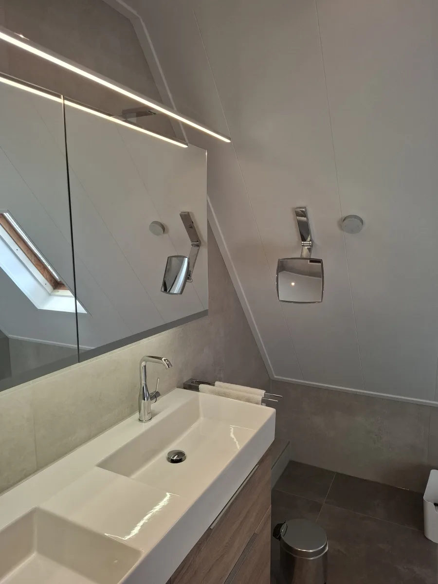 Badkamer met schuine kap – modern stijl – Ommeren (foto 3)