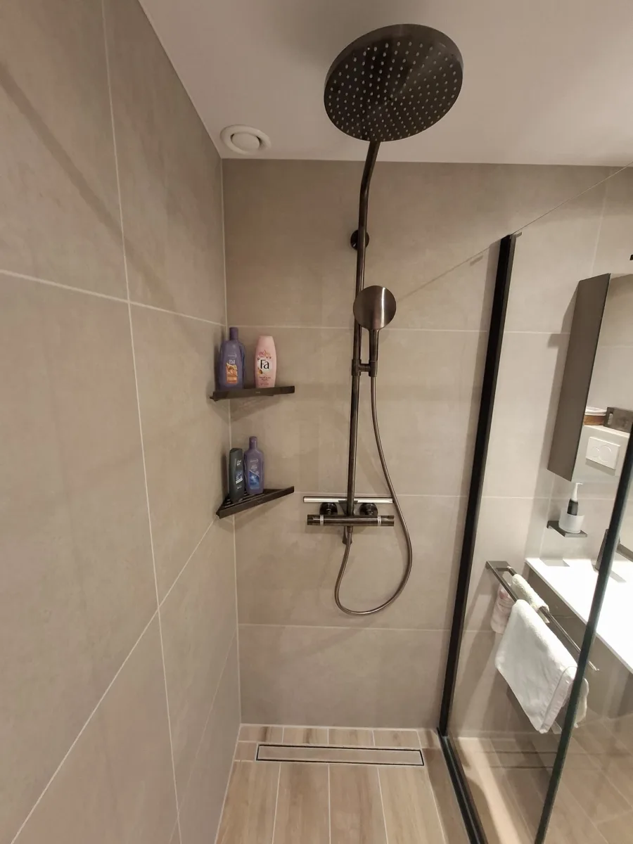 Badkamer inloopdouche Duka Libero 4000 – badkamers met hout stijl – Tiel (foto 5)