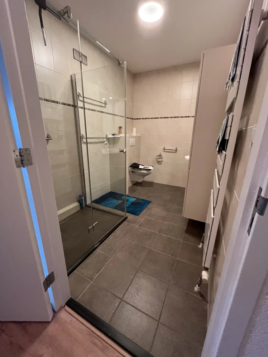 Badkamer licht & donker grijs – betonlook stijl – Veenendaal (foto 9)