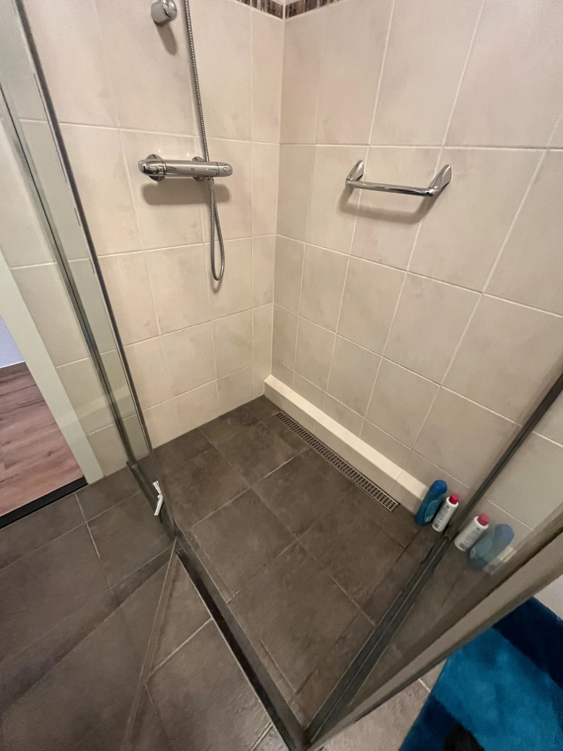 Voor de renovatie – Badkamer licht & donker grijs