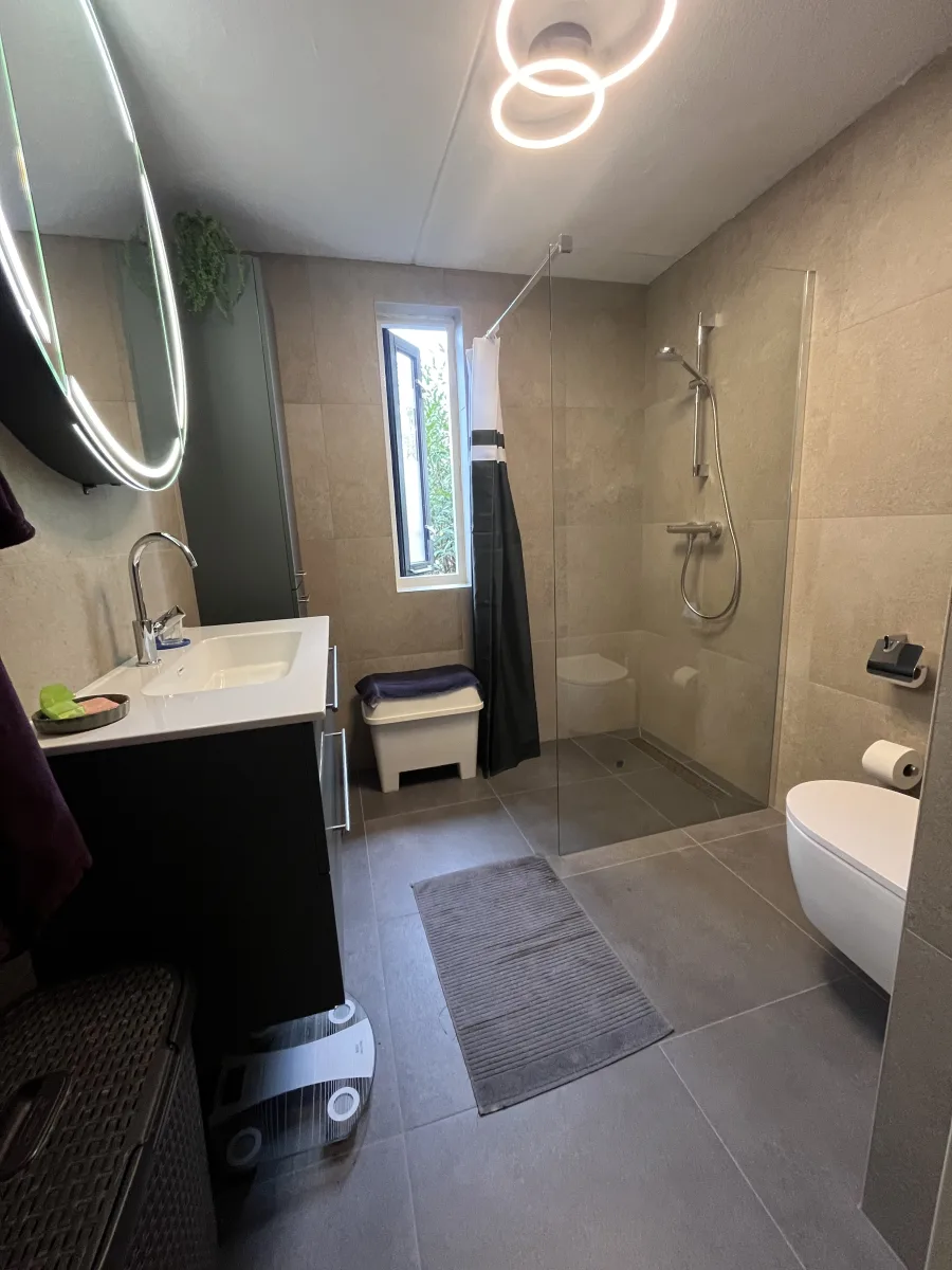 Badkamer ronde spiegelkast – modern stijl – Ede (foto 2)