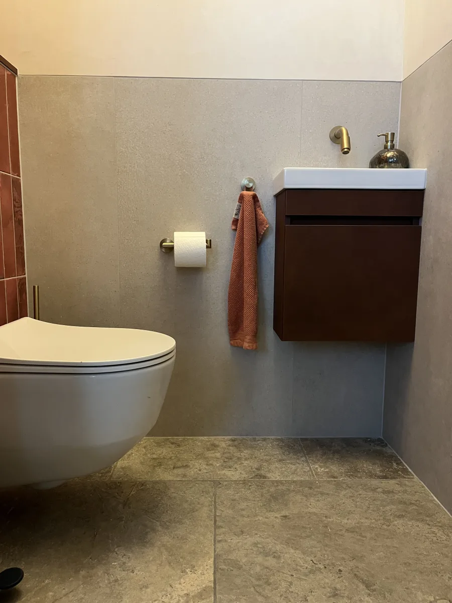 Gastentoilet rood genuanceerd – modern stijl – Wageningen (foto 9)