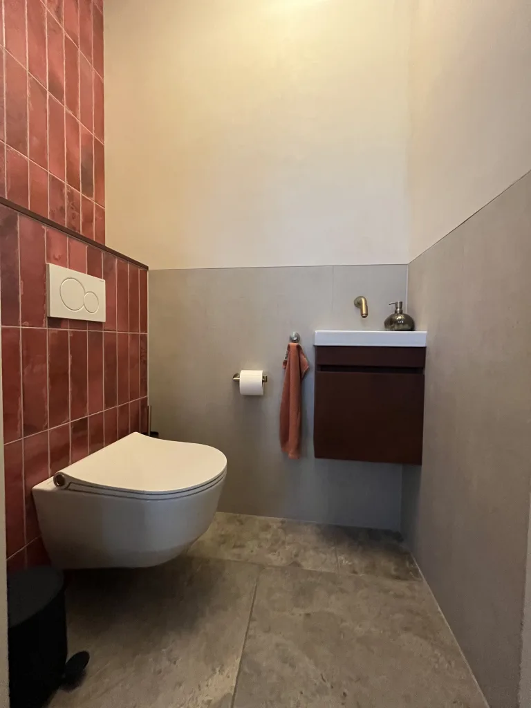 Gastentoilet rood genuanceerd – modern stijl – Wageningen