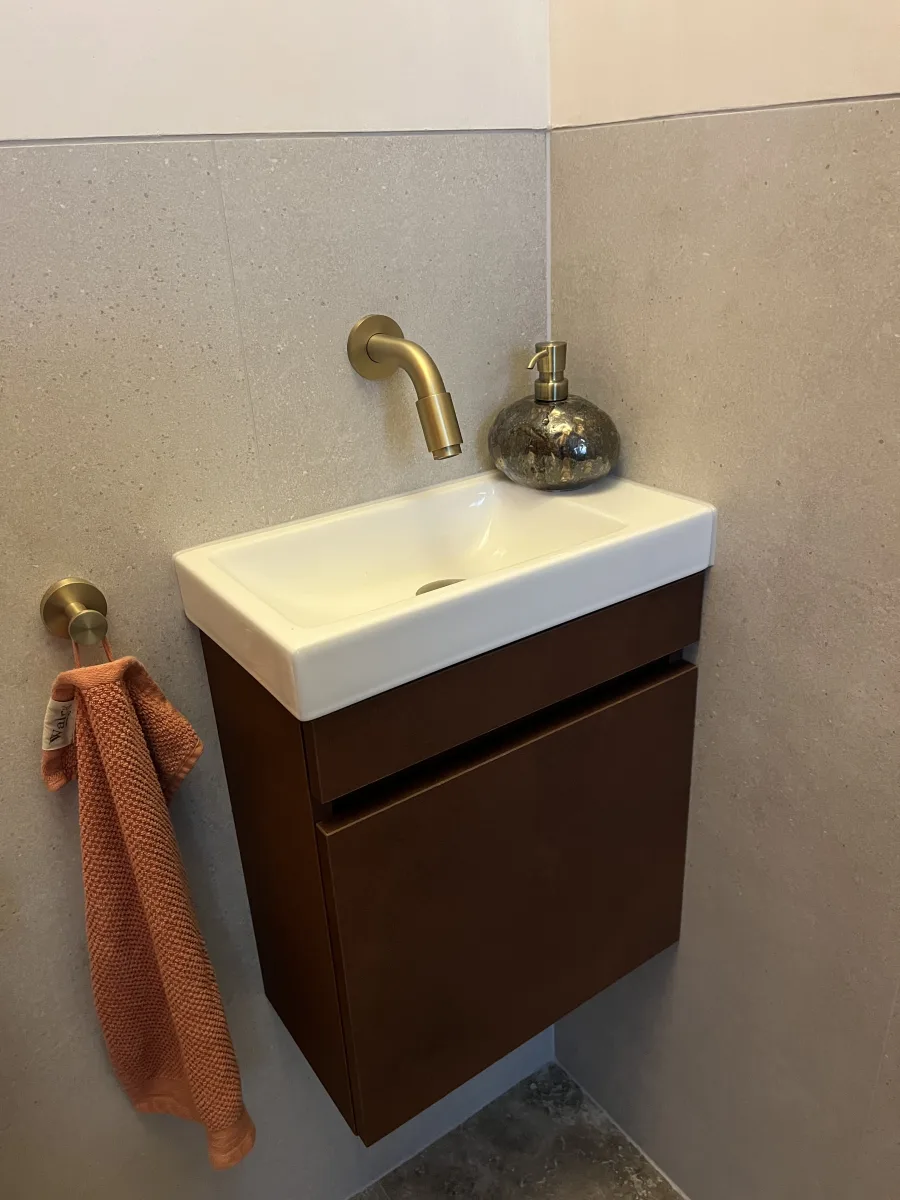 Gastentoilet rood genuanceerd – modern stijl – Wageningen (foto 5)