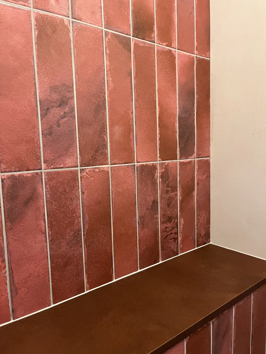Gastentoilet rood genuanceerd – modern stijl – Wageningen (foto 4)
