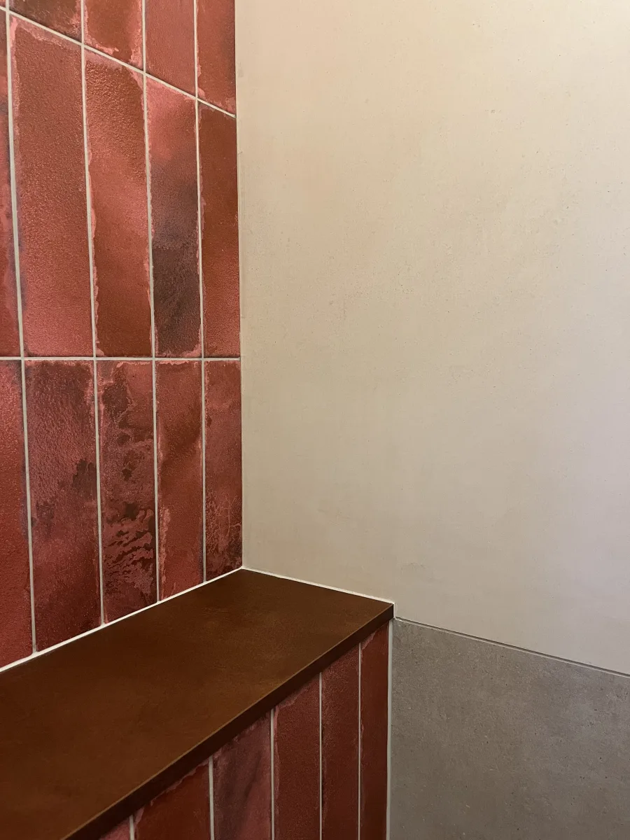 Gastentoilet rood genuanceerd – modern stijl – Wageningen (foto 3)