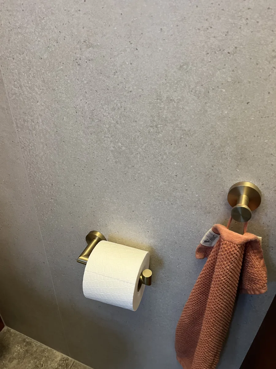 Gastentoilet rood genuanceerd – modern stijl – Wageningen (foto 8)