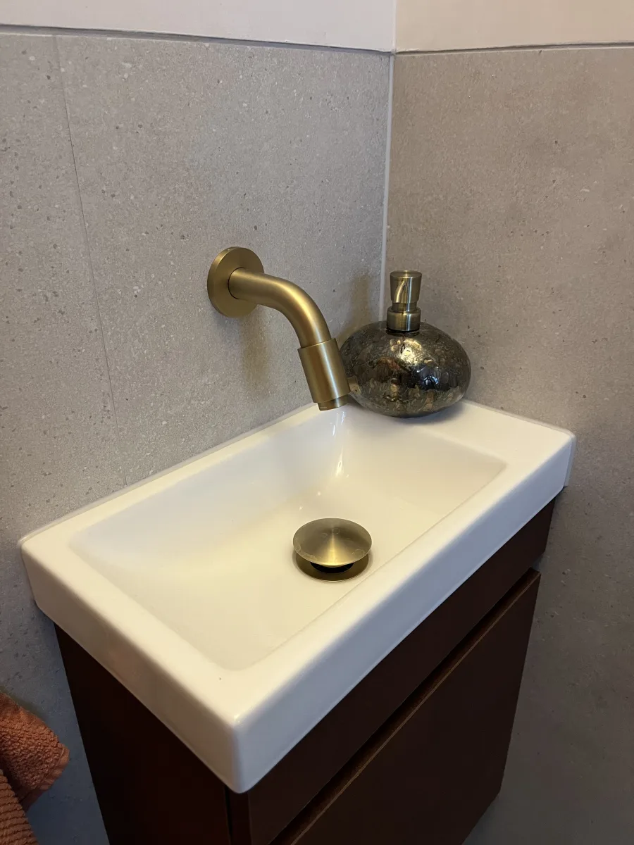 Gastentoilet rood genuanceerd – modern stijl – Wageningen (foto 7)