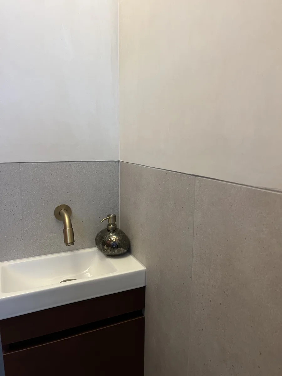 Gastentoilet rood genuanceerd – modern stijl – Wageningen (foto 6)