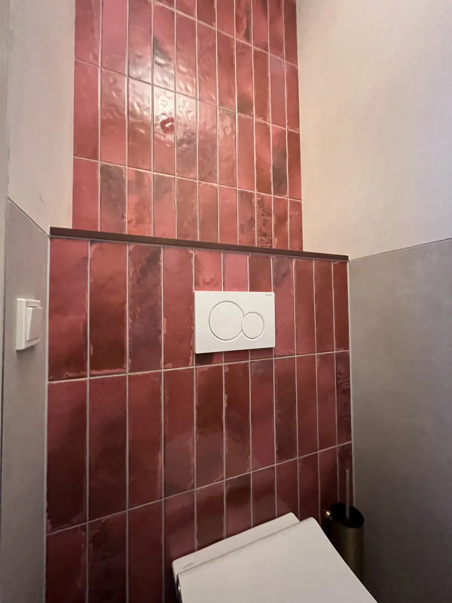 Gastentoilet rood genuanceerd – modern stijl – Wageningen (foto 2)