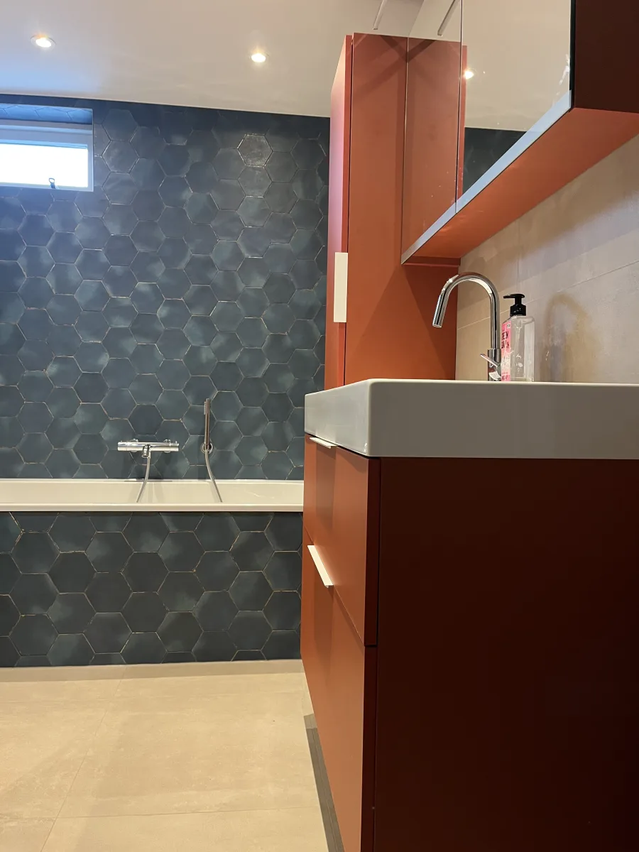 Badkamer met Hexagon-zeshoek tegel – modern stijl – Veenendaal (foto 2)