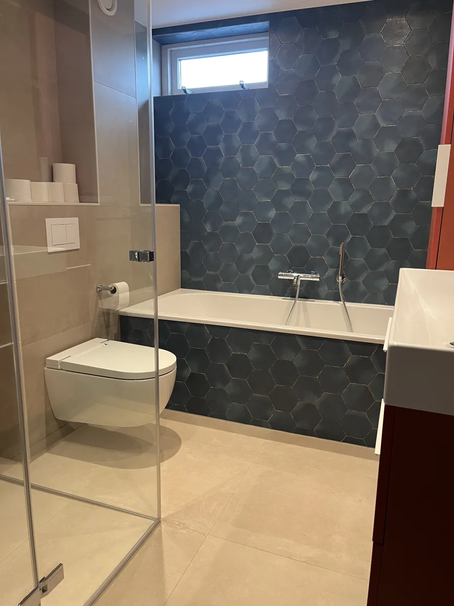 Badkamer met Hexagon-zeshoek tegel – modern stijl – Veenendaal
