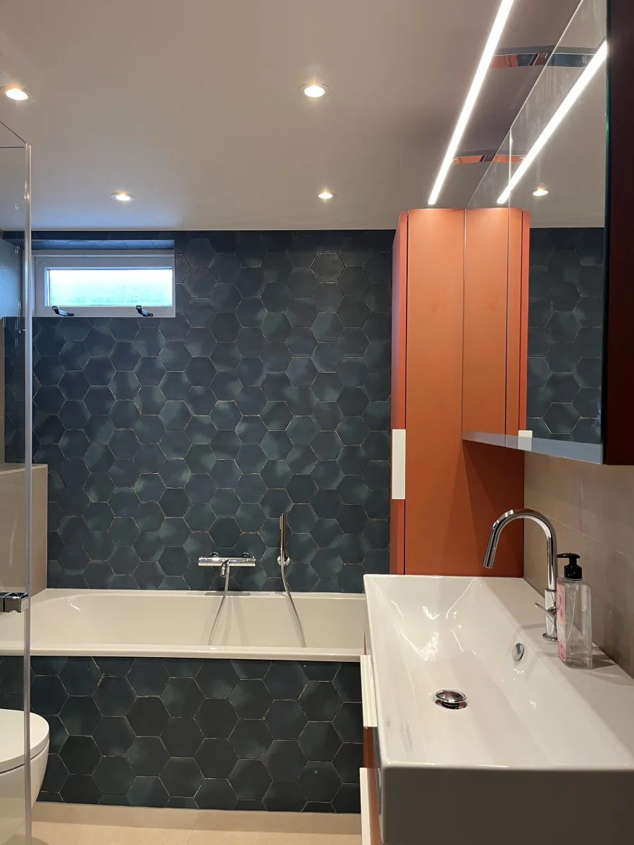 Badkamer met Hexagon-zeshoek tegel – modern stijl – Veenendaal (foto 3)