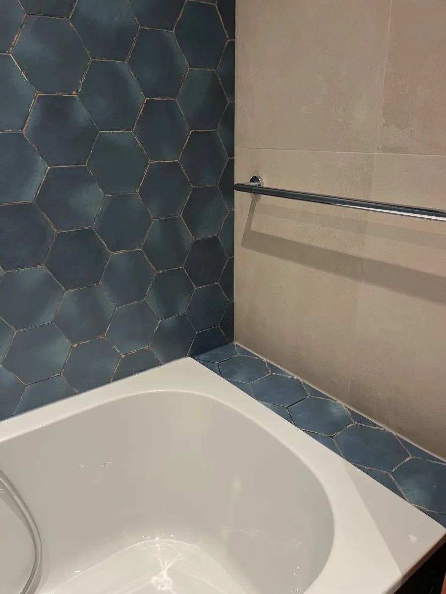 Badkamer met Hexagon-zeshoek tegel – modern stijl – Veenendaal (foto 4)
