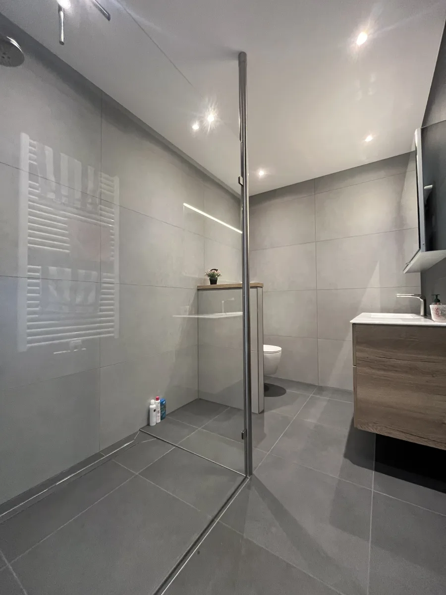 Badkamer licht & donker grijs – betonlook stijl – Veenendaal (foto 4)
