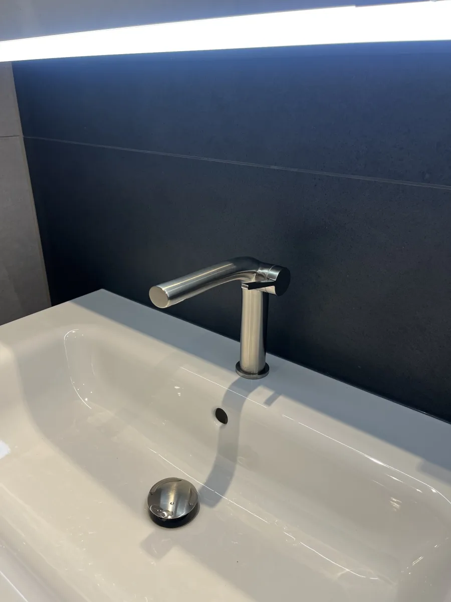 Badkamer licht & donker grijs – betonlook stijl – Veenendaal (foto 8)