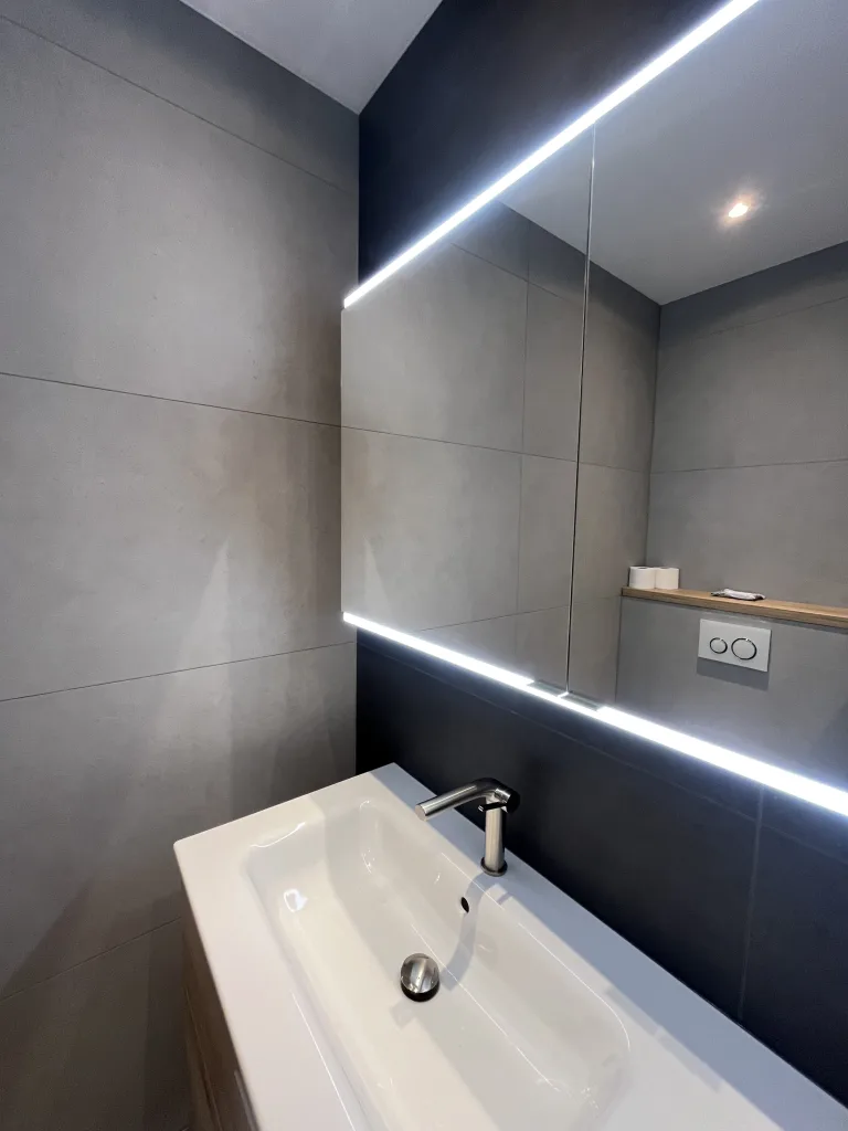 Badkamer licht & donker grijs – betonlook stijl – Veenendaal