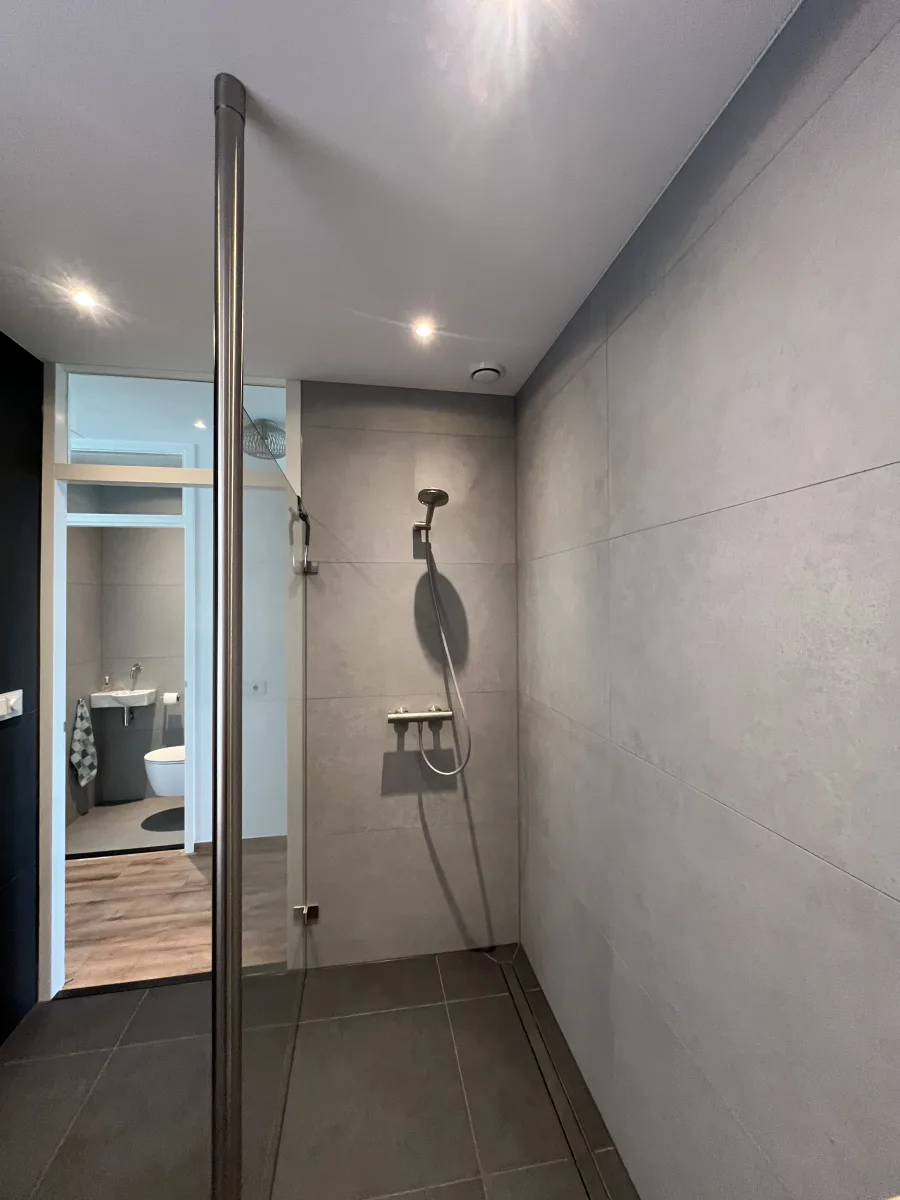 Badkamer licht & donker grijs – betonlook stijl – Veenendaal (foto 3)