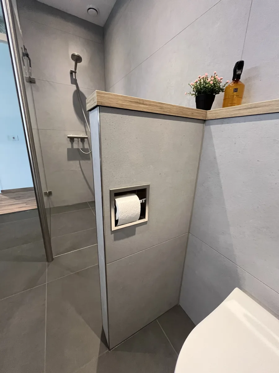 Badkamer licht & donker grijs – betonlook stijl – Veenendaal (foto 6)