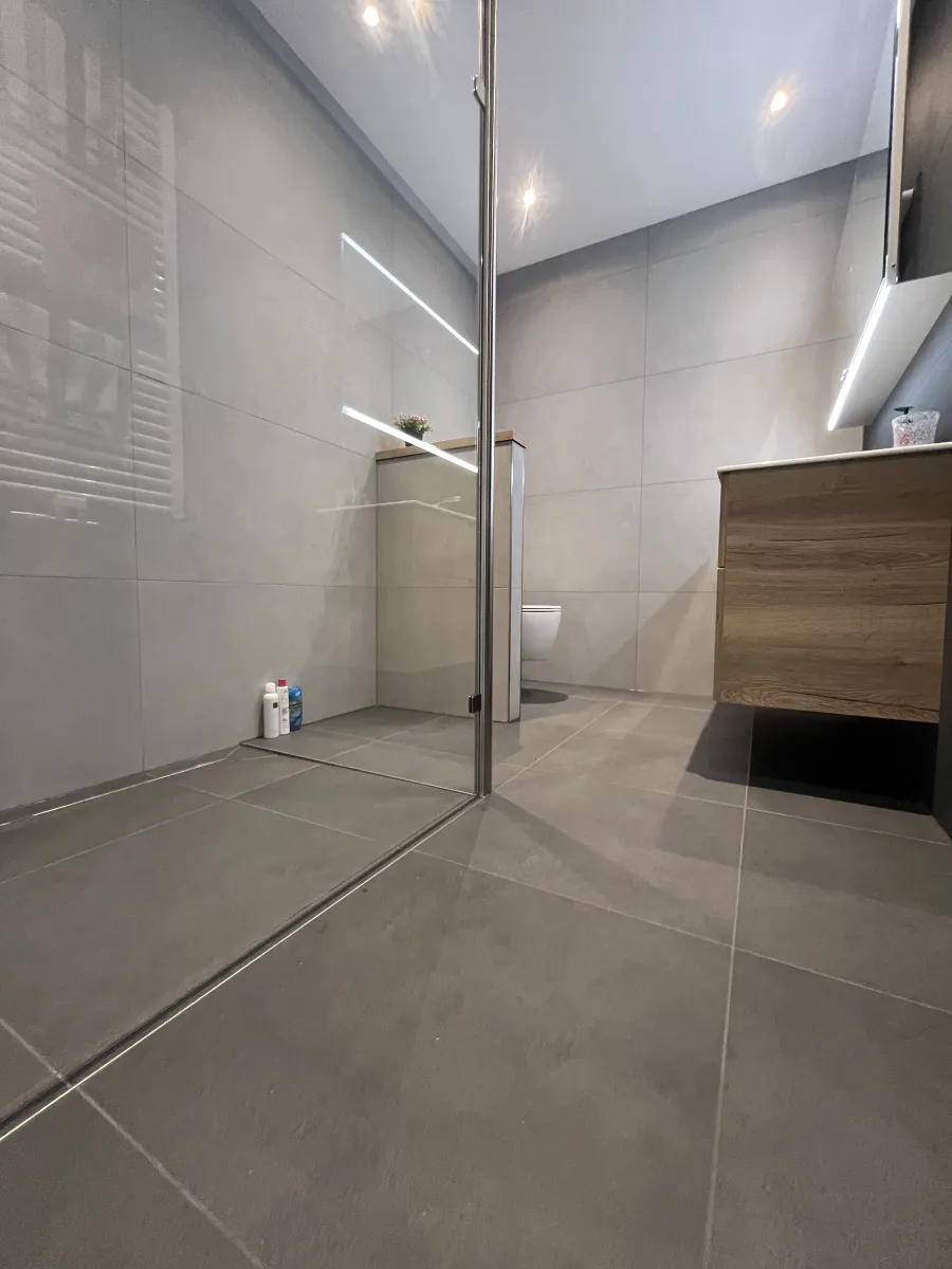 Badkamer licht & donker grijs – betonlook stijl – Veenendaal (foto 5)