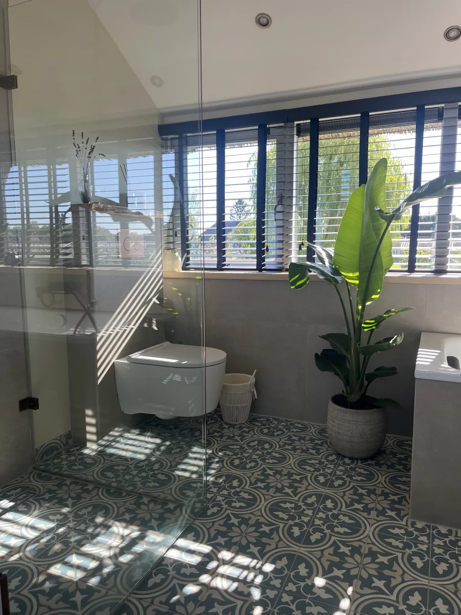 Badkamer met koperen kranen en Portugese tegels – karakteristiek stijl – Lienden (foto 2)