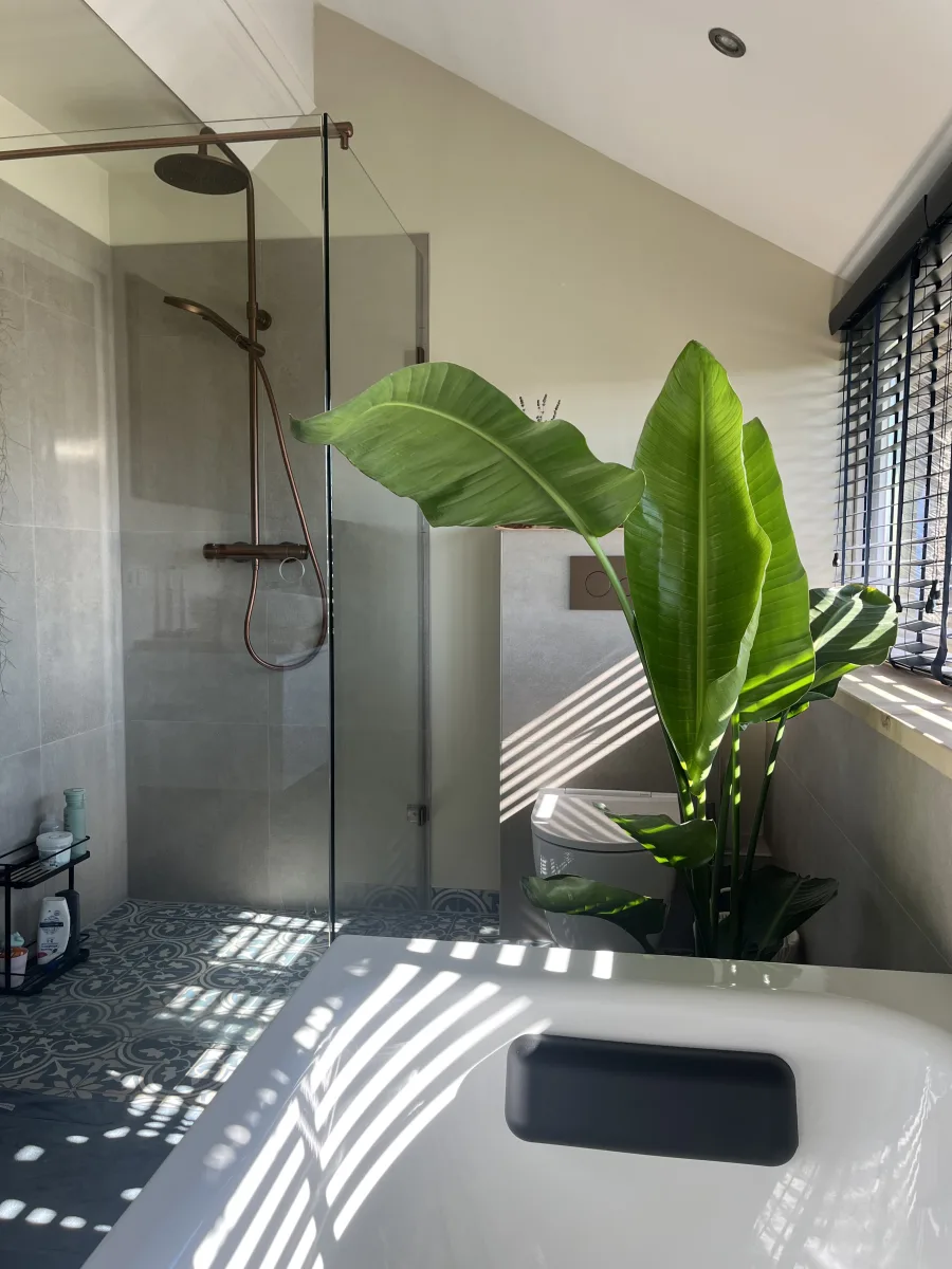Badkamer met koperen kranen en Portugese tegels – karakteristiek stijl – Lienden (foto 4)