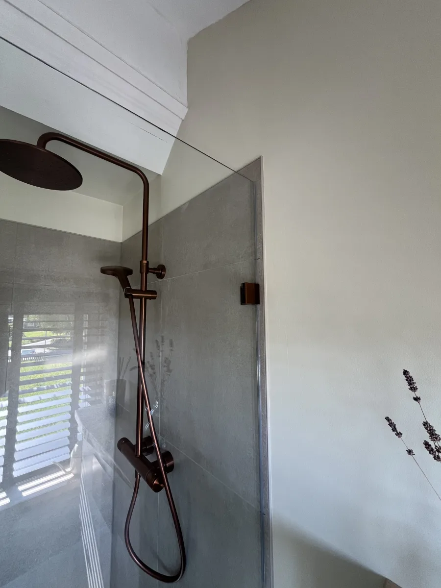 Badkamer met koperen kranen en Portugese tegels – karakteristiek stijl – Lienden (foto 9)