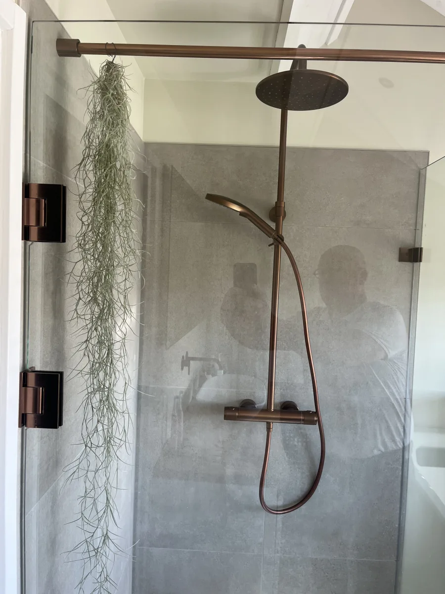 Badkamer met koperen kranen en Portugese tegels – karakteristiek stijl – Lienden (foto 7)