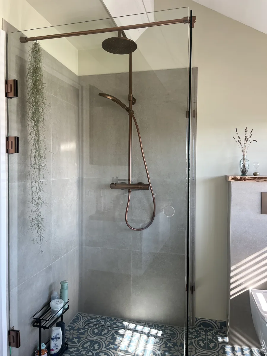Badkamer met koperen kranen en Portugese tegels – karakteristiek stijl – Lienden (foto 6)