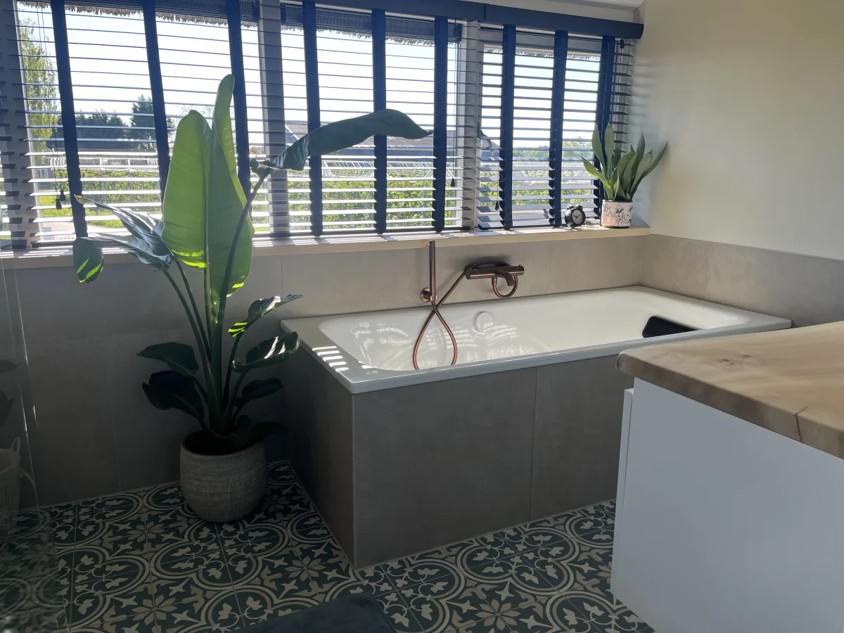 Badkamer met koperen kranen en Portugese tegels – karakteristiek stijl – Lienden (foto 3)