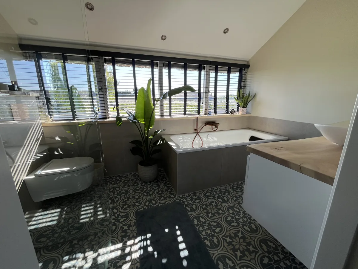 Badkamer met koperen kranen en Portugese tegels – karakteristiek stijl – Lienden (foto 8)
