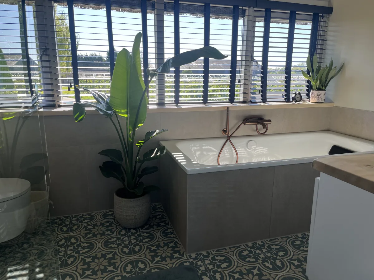 Badkamer met koperen kranen en Portugese tegels – karakteristiek stijl – Lienden (foto 5)